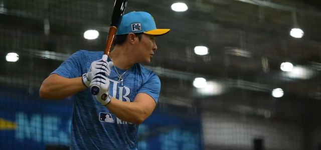 탬파베이 내야수 김하성은 15일(한국시간) 구단 스프링 트레이닝이 열린 플로리다주 샬럿 스포츠 파크에 방문해 새 동료와 인사를 주고받았다. 현재 오른쪽 어깨 부상에서 회복 중인 그는 빠르면, 오는 4월 복귀할 예정이다. 탬파베이 구단 공식 SNS