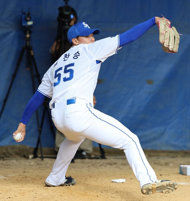 삼성 투수 배찬승은 지난 14일 청백전에서 구원 등판해 1이닝 무실점을 기록했다. 최고 구속 150㎞를 기록하며 김지찬-김성윤-윤정빈 까다로운 타자들을 완벽하게 정리했다. 삼성 라이온즈