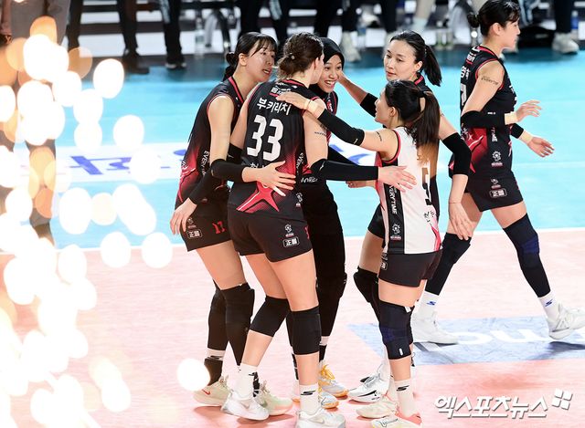 30일 오후 대전 충무체육관에서 열린 ‘도드람 2024-2025 V-리그’ 정관장과 흥국생명의 경기, 정관장이 득점한 뒤 기뻐하고 있다. 엑스포츠뉴스 DB