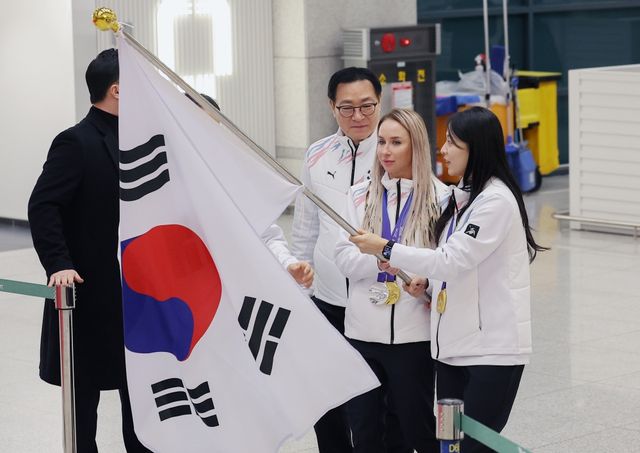 15일 오후 인천국제공항 제1여객터미널에서 열린 2025 하얼빈 동계아시안게임 대한민국 선수단 귀국 환영행사, 선수들이 단기를 들고 귀국하고 있다. 연합뉴스