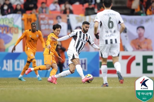 제주SK FC는 15일 제주월드컵경기장에서 열린 FC서울과의 하나은행 K리그1 2025 개막전에서 전반 15분 김준하의 선제골과 후반 12분에 나온 이건희의 추가골에 힘입어 2-0 승리를 거뒀다. 올시즌 제주의 합류한 2005년생 유망주 김준하와 신입생 이건희가 나란히 득점에 성공하면서 제주는 시즌 첫 경기를 승리로 장식하는데 성공했다. 한국프로축구연맹 제공