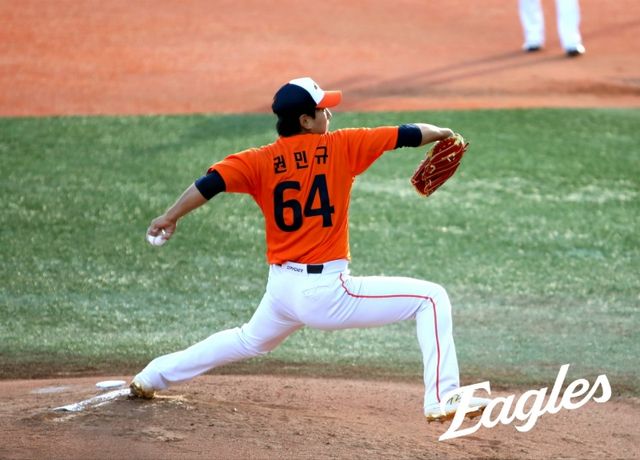 한화 이글스 권민규는 15일 호주 멜버른의 멜버른 볼파크에서 열린 호주 대표팀과 두 번째 연습경기에서 선발 등판, 2⅔이닝 동안 총 42구를 던져 무피안타 무사사구 5탈삼진 무실점 퍼펙트를 기록했다. 한화 이글스