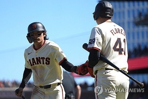 샌프란시스코 외야수 이정후(왼쪽)는 비시즌 많은 기대를 받고 있다. 다가올 2025시즌에는 뛰어난 콘택 재능을 살려 3번타자로 기용될 가능성도 떠오르고 있다. 연합뉴스 AFP