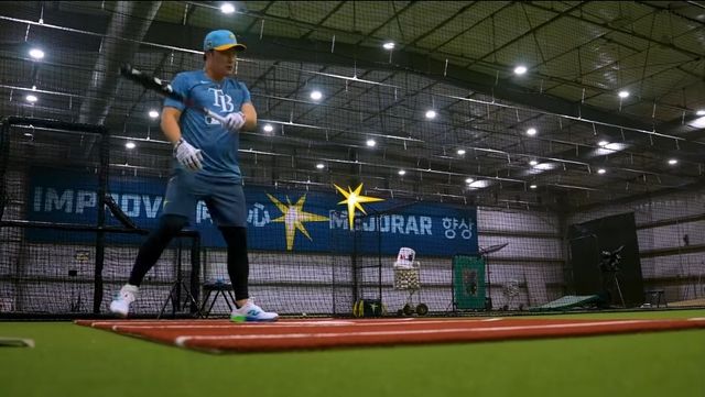 미국프로야구 메이저리그 탬파베이 레이스와 계약을 맺은 내야수 김하성이 팀 스프링캠프에 합류했다. 현지 취재진과 만난 김하성은 자신의 몸 상태를 설명하면서 순조롭게 재활하고 있다고 전했고, 캐빈 캐시 탬파베이 감독은 김하성의 가치를 주목하면서 김하성에 대한 기대감을 숨기지 않았다. 탬파베이 레이스 구단 공식 SNS