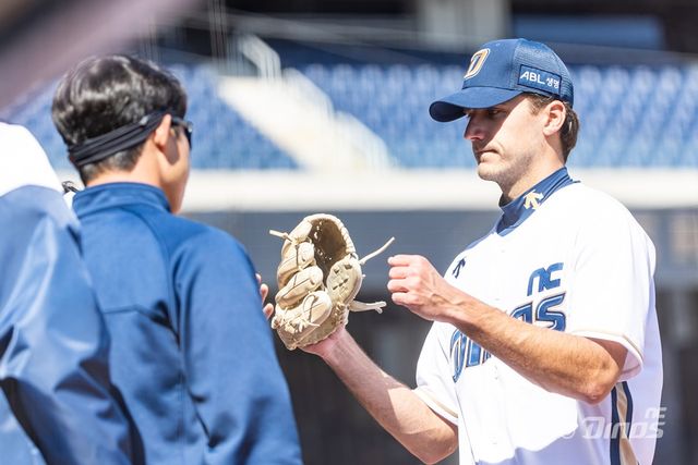 지난해 NC에서 뛰었던 투수 하트(오른쪽)는 14일(한국시간) 샌디에이고에 입단해 메이저리그 복귀를 이뤄냈다. 5선발 경쟁을 펼치는 그가 선발진에 활력을 불어넣을지 많은 관심이 쏠리고 있다. NC 다이노스 