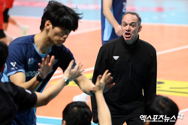 31일 오후 서울 장충체육관에서 열린 ‘도드람 2024-2025 V-리그’ 우리카드와 한국전력의 경기, 우리카드가 한국전력을 상대로 세트 스코어 3-1(24-26, 25-22, 25-18, 25-21)로 승리를 거두며 3연패를 끊었다. 우리카드 파에스 감독이 득점한 뒤 기쁨의 포효를 하고 있다. 엑스포츠뉴스 DB
