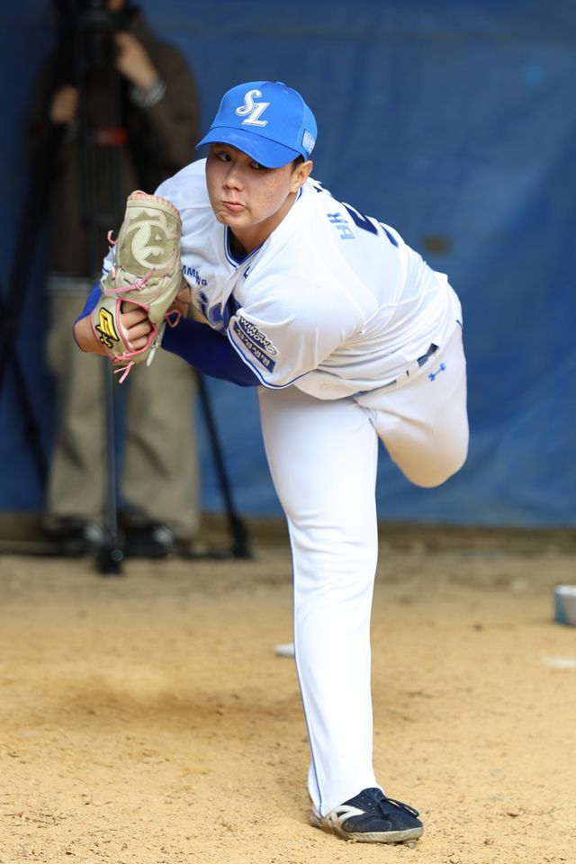 삼성 투수 배찬승은 지난 14일 청백전에서 구원 등판해 1이닝 무실점을 기록했다. 최고 구속 150㎞를 기록하며 김지찬-김성윤-윤정빈 까다로운 타자들을 완벽하게 정리했다. 삼성 라이온즈