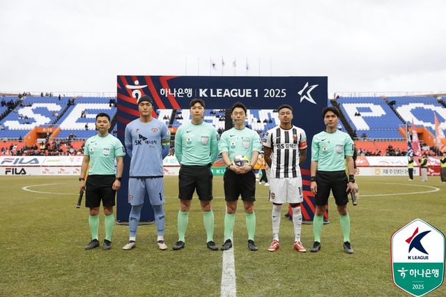 제주SK FC는 15일 제주월드컵경기장에서 열린 FC서울과의 하나은행 K리그1 2025 개막전에서 전반 15분 김준하의 선제골과 후반 12분에 나온 이건희의 추가골에 힘입어 2-0 승리를 거뒀다. 올시즌 제주의 합류한 2005년생 유망주 김준하와 신입생 이건희가 나란히 득점에 성공하면서 제주는 시즌 첫 경기를 승리로 장식하는데 성공했다. 한국프로축구연맹 제공