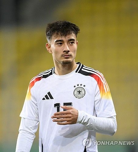 독일 매체 빌트가 15일(한국시간) 대한축구협회가 최근 옌스 카스트로프에게 접촉하고 있다고 보도했다.&nbsp;카스트로프는 독일인 아버지와 한국인 어머니 사이에서 태어난 혼혈 선수다. 연합뉴스