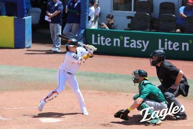 김경문 감독이 이끄는 한화 이글스는 16일 호주 멜버른의 멜버른 볼파크에서 열린 호주 야구 국가대표팀과의 세 번째 연습경기에서 2-2 무승부를 거뒀다. 1차전에서 0-5 4회 우천 노게임, 2차전에서 6-5 역전승을 거둔 한화는 연습경기 1승1무를 기록했다. 한화 이글스