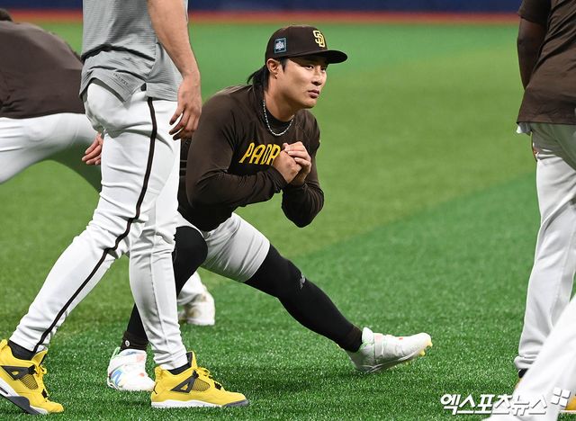 16일 오후 서울 구로구 고척스카이돔에서 '2024 메이저리그 월드투어 서울 시리즈' 샌디에이고 파드리스 훈련이 진행됐다. 이날 훈련에 참석한 샌디에이고 김하성이 웜업을 하고 있다. 엑스포츠뉴스 DB