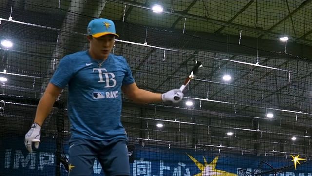 미국 스포츠 전문 매체 디애슬레틱이 김하성을 영입한 탬파베이의 움직임을 긍정적으로 평가했다. 매체는 탬파베이가 김하성을 영입하면서 내야를 개선했으며, 김하성이 돌아오면 공격과 수비에서 유격수 포지션을 업그레이드할 것이라고 내다봤다. 탬파베이 구단 공식 SNS