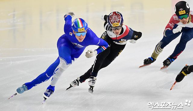 14일 서울 양천구 목동아이스링크에서 열린 'KB금융-ISU 쇼트트랙 월드투어 서울 대회' 남자 1500m 파이널B 경기, 대한민국 장성우가 역주하고 있다. 엑스포츠뉴스 DB
