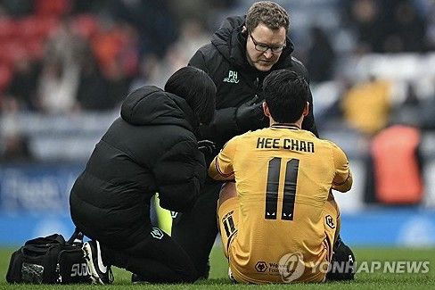 리버풀은 16일(한국시간) 영국 리버풀에 위치한 안필드에서 열린 울버햄튼 원더러스와의 2024-25시즌 프리미어리그 25라운드 홈경기에서 2-1 승리를 거뒀다. 이날 리버풀은 전반 15분 루이스 디아스의 선제골과 전반 37분 모하메드 살라의 추가골로 앞서갔다. 황희찬이 부상으로 결장한 울버햄튼은 후반 22분 마테우스 쿠냐의 만회골로 추격의 불씨를 살렸지만 동점골을 만들지 못했다. 연합뉴스