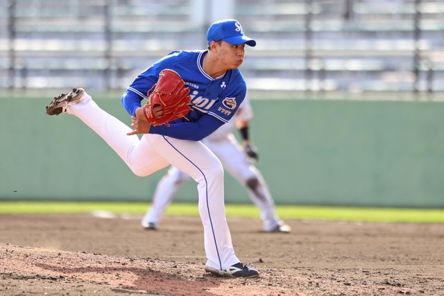 삼성 라이온즈 신인 투수 배찬승이 16일 일본 오키나와현 나하시 셀룰러 스타디움에서 열린 요미우리 자이언츠와의 연습경기에 구원 등판해 1이닝 무실점을 기록했다. 삼성 라이온즈