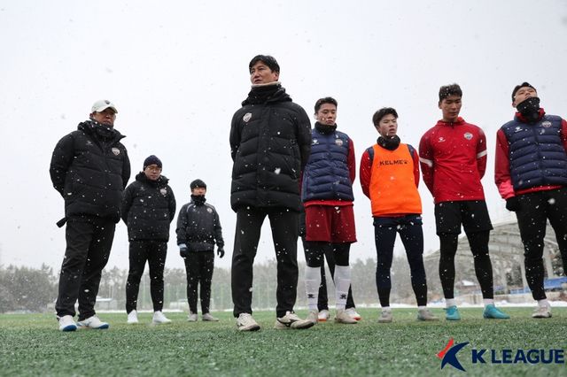 전북과 김천이 16일 오후 4시 30분 전주월드컵경기장에서 열리는 ‘하나은행 K리그1 2025’ 1라운드에 나설 선발 명단을 발표했다. 한국프로축구연맹