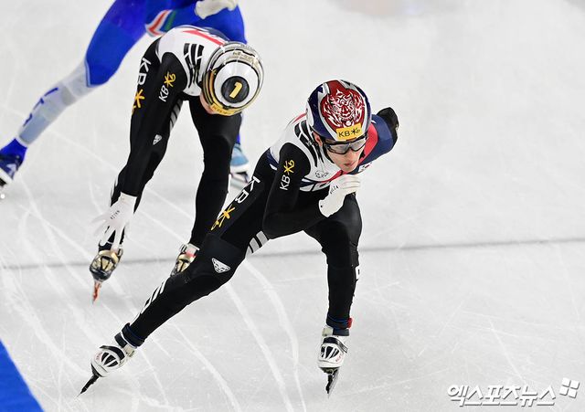 14일 서울 양천구 목동아이스링크에서 열린 'KB금융-ISU 쇼트트랙 월드투어 서울 대회' 남자 5000m 계주 준결승 2조 경기, 대한민국 장성우가 역주하고 있다. 엑스포츠뉴스 DB