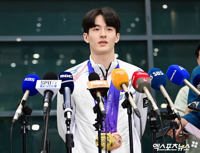 대한민국 쇼트트랙 국가대표 선수단이 '2025 하얼빈 동계 아시안게임'을 마친 뒤 10일 오후 인천국제공항을 통해 귀국했다. 대표팀 장성우가 입국장에서 취재진과 인터뷰를 나누고 있다. 엑스포츠뉴스 DB