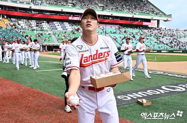 17일 오후 인천SSG랜더스필드에서 열리는 '2024 신한 SOL Bank KBO리그' KIA 타이거즈와 SSG 랜더스의 경기, 경기 전 1,000관중 돌파 기념 행사가 진행됐다. SSG 박종훈이 사인볼을 던져주고 있다. 엑스포츠뉴스 DB