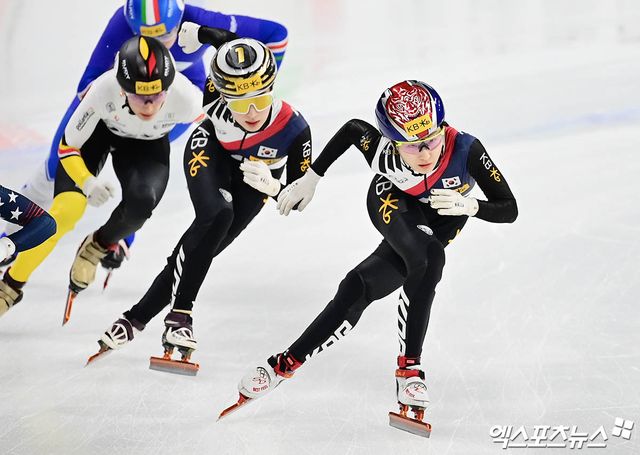 15일 서울 양천구 목동아이스링크에서 열린 'KB금융-ISU 쇼트트랙 월드투어 서울 대회' 여자 500m 준결승 1조 경기, 대한민국 김길리와 최민정이 역주하고 있다. 엑스포츠뉴스 DB