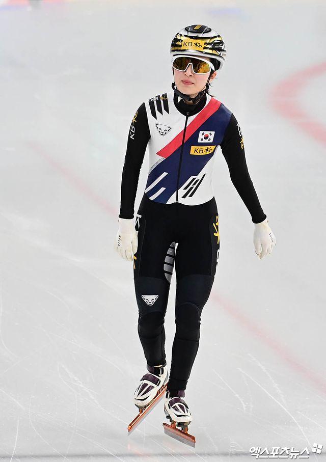 15일 서울 양천구 목동아이스링크에서 열린 'KB금융-ISU 쇼트트랙 월드투어 서울 대회' 여자 500m 결승 경기, 대한민국 김길리가 4위로 결승선을 통과한 뒤 관중석을 향해 인사하고 있다. 엑스포츠뉴스 DB