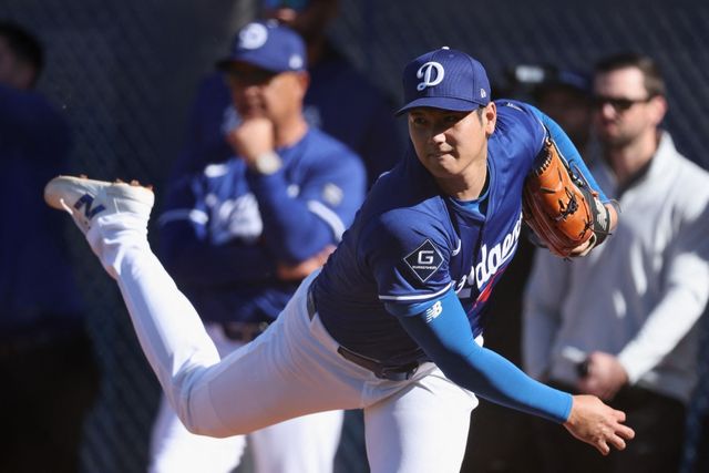 미국프로야구 메이저리그 LA 다저스 오타니 쇼헤이가 16일 미국 애리조나주 글렌데일 캐멀백랜치에서 첫 불펜투구를 소화했다. 총 18구를 던졌으며, 최고구속 94마일을 나타냈다. 데이브 로버츠 감독, 마크 프라이어 투수코치 등 다저스 코칭스태프는 오타니의 첫 불펜투구에 만족감을 나타냈다. AFP 연합뉴스