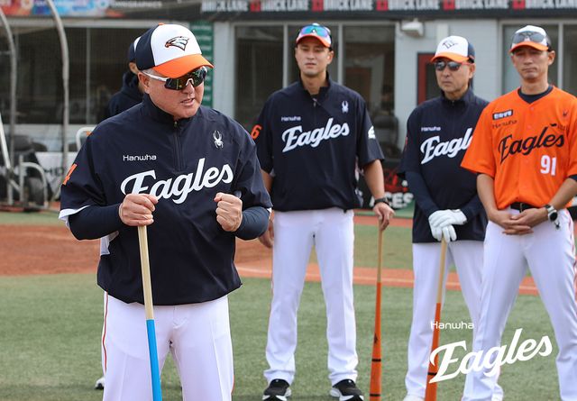 김경문 감독이 이끄는 한화 이글스는 16일 호주 멜버른의 멜버른 볼파크에서 열린 호주 야구 국가대표팀과의 세 번째 연습경기에서 2-2 무승부를 거뒀다. 1차전에서 0-5 4회 우천 노게임, 2차전에서 6-5 역전승을 거둔 한화는 연습경기 1승1무를 기록했다. 한화 이글스