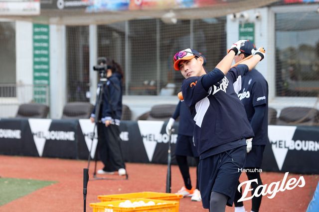 김경문 감독이 이끄는 한화 이글스는 1차 스프링캠프 중인 호주 멜버른 볼파크에서 호주 야구 국가대표팀과 3연전을 치렀다. 3경기 모두 1번타자 및 유격수로 선발 출전한 심우준은 8타수 1안타를 기록했다. 한화 이글스