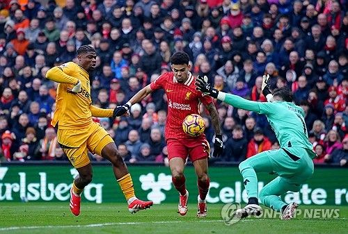 리버풀은 16일(한국시간) 영국 리버풀에 위치한 안필드에서 열린 울버햄튼 원더러스와의 2024-25시즌 프리미어리그 25라운드 홈경기에서 2-1 승리를 거뒀다. 이날 리버풀은 전반 15분 루이스 디아스의 선제골과 전반 37분 모하메드 살라의 추가골로 앞서갔다. 황희찬이 부상으로 결장한 울버햄튼은 후반 22분 마테우스 쿠냐의 만회골로 추격의 불씨를 살렸지만 동점골을 만들지 못했다. 연합뉴스