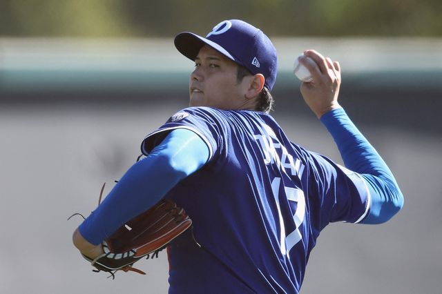 미국 메이저리그 LA 다저스의 슈퍼스타 오타니 쇼헤이가 16일(한국시간) 소속팀의 미국 애리조나 스프링캠프에서 수술 후 첫 불펜 피칭을 실시, 최고구속 151km를 찍었다. 사진 연합뉴스