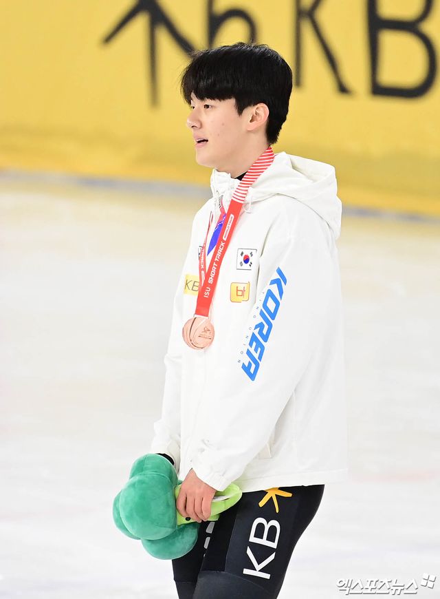 15일 서울 양천구 목동아이스링크에서 열린 'KB금융-ISU 쇼트트랙 월드투어 서울 대회' 남자 1000m 결승 경기, 대한민국 장성우가 동메달을 수상하고 있다. 엑스포츠뉴스 DB