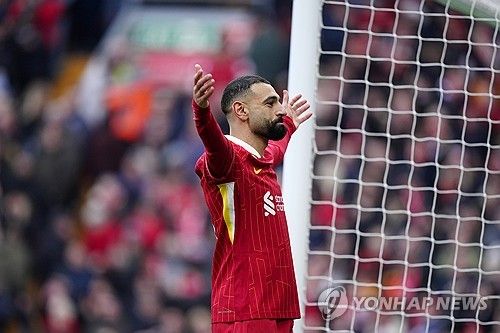 리버풀은 16일(한국시간) 영국 리버풀에 위치한 안필드에서 열린 울버햄튼 원더러스와의 2024-25시즌 프리미어리그 25라운드 홈경기에서 2-1 승리를 거뒀다. 이날 리버풀은 전반 15분 루이스 디아스의 선제골과 전반 37분 모하메드 살라의 추가골로 앞서갔다. 황희찬이 부상으로 결장한 울버햄튼은 후반 22분 마테우스 쿠냐의 만회골로 추격의 불씨를 살렸지만 동점골을 만들지 못했다. 연합뉴스