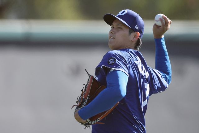 미국프로야구 메이저리그 LA 다저스 오타니 쇼헤이가 16일 미국 애리조나주 글렌데일 캐멀백랜치에서 첫 불펜투구를 소화했다. 총 18구를 던졌으며, 최고구속 94마일을 나타냈다. 데이브 로버츠 감독, 마크 프라이어 투수코치 등 다저스 코칭스태프는 오타니의 첫 불펜투구에 만족감을 나타냈다. AFP 연합뉴스