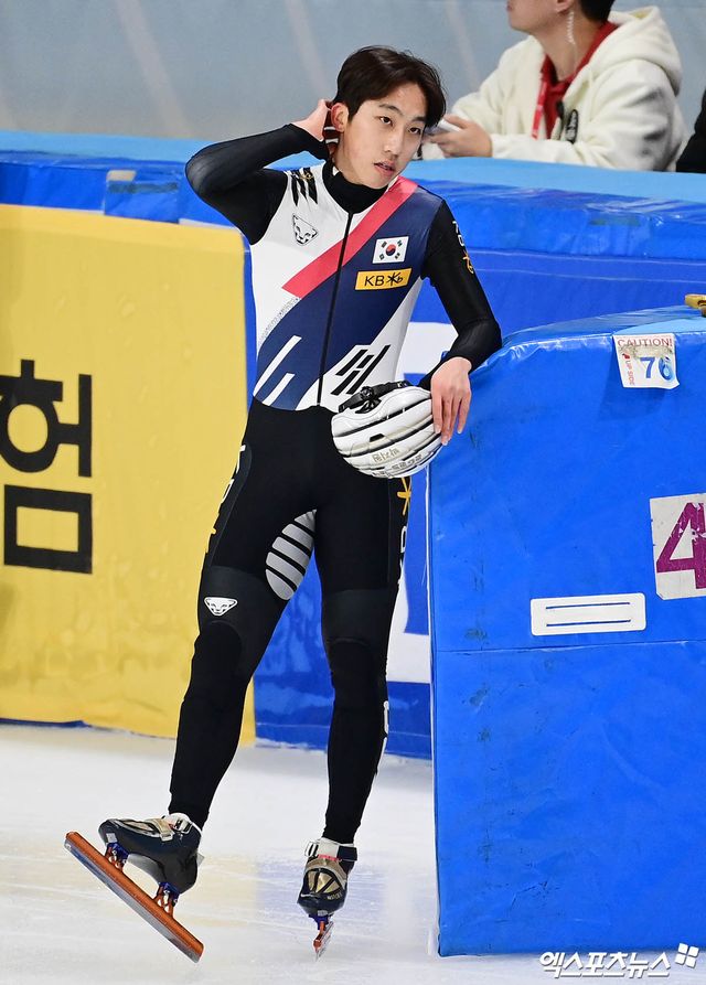 15일 서울 양천구 목동아이스링크에서 열린 'KB금융-ISU 쇼트트랙 월드투어 서울 대회' 남자 5000m 계주 결승 경기, 대한민국 박지원이 3위로 경기를 마친 뒤 아쉬워하고 있다. 엑스포츠뉴스 DB