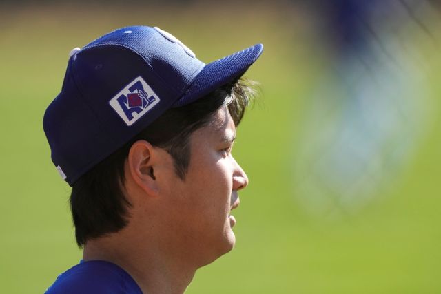 미국프로야구 메이저리그 LA 다저스 오타니 쇼헤이가 16일 미국 애리조나주 글렌데일 캐멀백랜치에서 첫 불펜투구를 소화했다. 총 18구를 던졌으며, 최고구속 94마일을 나타냈다. 데이브 로버츠 감독, 마크 프라이어 투수코치 등 다저스 코칭스태프는 오타니의 첫 불펜투구에 만족감을 나타냈다. AP 연합뉴스