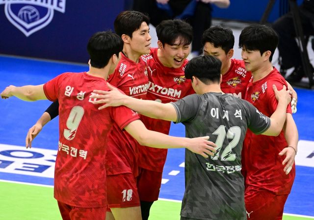 16일 오후 수원실내체육관에서 열린 도드람 2024-2025 V-리그 남자부 5라운드 한국전력과 OK저축은행의 경기, 한국전력이 세트스코어 3:1(32-34 27-25 25-20 25-21)로 승리했다. 한국전력 선수들이 득점 후 기뻐하고 있다. KOVO