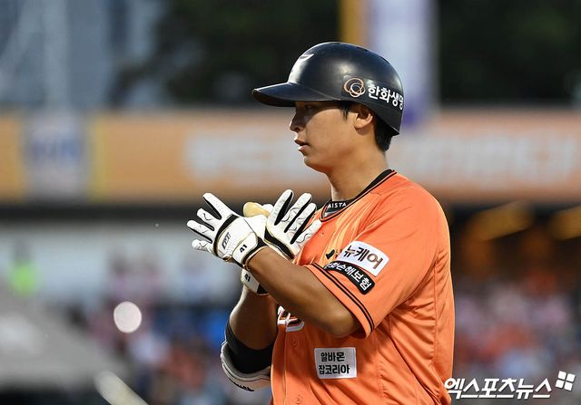 29일 오후 대전한화생명이글스파크에서 열린 '2024 신한 SOL Bank KBO리그' NC 다이노스와 한화 이글스의 경기, 5회말 2사 한화 최인호가 안타를 때려낸 뒤 세리머니를 하고 있다. 엑스포츠뉴스DB