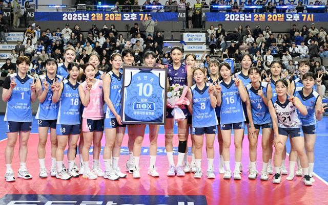 16일 오후 화성실내체육관에서 열린 도드람 2024-2025 V-리그 여자부 5라운드 IBK기업은행과 흥국생명의 경기, 흥국생명이 세트스코어 3:0(25-23 25-12 25-20)으로 승리하면서 9연승을 질주했다. 경기 종료 후 IBK기업은행 선수단이 흥국생명 김연경과 기념사진을 촬영하고 있다. KOVO