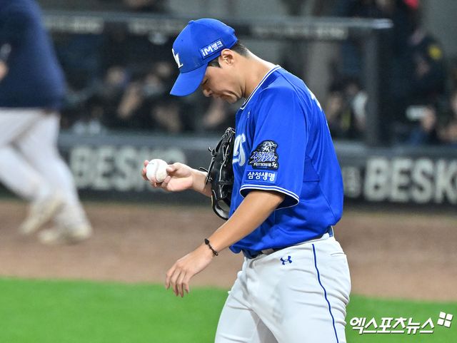 28일 오후 광주기아챔피언스필드에서 열린 '2024 신한 SOL Bank KBO 한국시리즈' 삼성 라이온즈와 KIA 타이거즈의 5차전 경기, 5회말 2사 만루 삼성 김윤수가 폭투로 실점을 한 후 아쉬워하고 있다. 엑스포츠뉴스 DB
