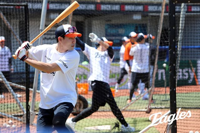 김경문 감독이 이끄는 한화 이글스는 1차 스프링캠프 중인 호주 멜버른 볼파크에서 호주 야구 국가대표팀과 3연전을 치렀다. 3경기 모두 1번타자 및 유격수로 선발 출전한 심우준은 8타수 1안타를 기록했다. 한화 이글스