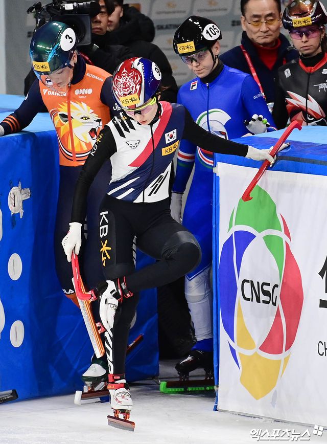 15일 서울 양천구 목동아이스링크에서 열린 'KB금융-ISU 쇼트트랙 월드투어 서울 대회' 여자 500m 준결승 1조 경기, 대한민국 최민정이 레이스를 마친 뒤 링크를 빠져나가고 있다. 엑스포츠뉴스 DB