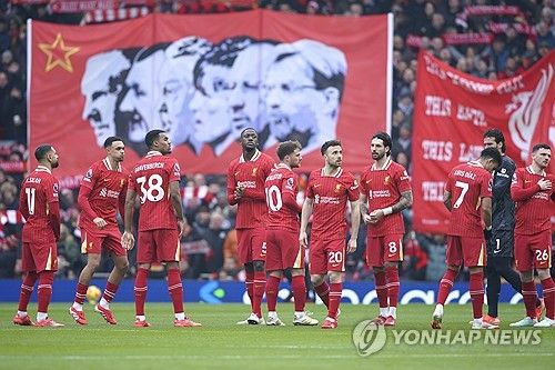 리버풀은 16일(한국시간) 영국 리버풀에 위치한 안필드에서 열린 울버햄튼 원더러스와의 2024-25시즌 프리미어리그 25라운드 홈경기에서 2-1 승리를 거뒀다. 이날 리버풀은 전반 15분 루이스 디아스의 선제골과 전반 37분 모하메드 살라의 추가골로 앞서갔다. 황희찬이 부상으로 결장한 울버햄튼은 후반 22분 마테우스 쿠냐의 만회골로 추격의 불씨를 살렸지만 동점골을 만들지 못했다. 연합뉴스