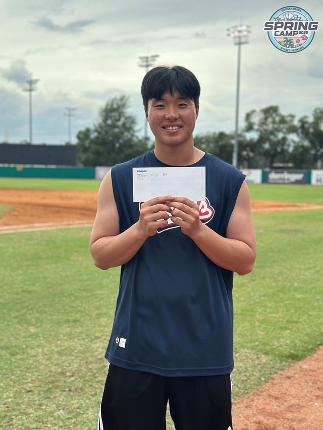 두산 베어스 우완 루키 홍민규가 소속팀의 2025 호주 시드니 1차 스프링캠프 투수 MVP의 영예를 안았다. 사진 두산 베어스