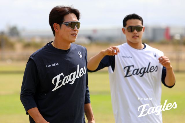 한화 이글스는 호주 멜버른의 멜버른 볼파크에서 1차 스프링캠프를 진행 중이다. 한화 이태양이 문동주와 훈련을 하고 있다. 한화 이글스