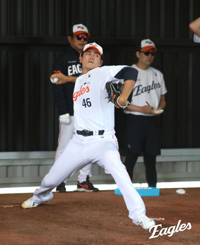 한화 이글스는 호주 멜버른의 멜버른 볼파크에서 1차 스프링캠프를 진행 중이다. 한화 이태양이 불펜피칭을 하고 있다. 한화 이글스