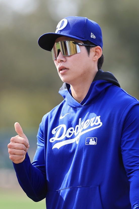 LA 다저스 내야수 김혜성이 팀 선배이자 메이저리그 슈퍼스타 무키 베츠의 진심 어린 격려 속에 스프링캠프 훈련을 소화하고 있다. 연합뉴스