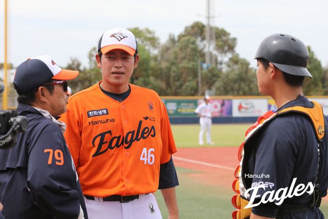 한화 이글스는 호주 멜버른의 멜버른 볼파크에서 1차 스프링캠프를 진행 중이다. 한화 이태양이 양상문 투수코치와 대화를 하고 있다. 한화 이글스