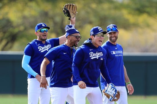 LA 다저스 내야수 김혜성이 팀 선배이자 메이저리그 슈퍼스타 무키 베츠의 진심 어린 격려 속에 스프링캠프 훈련을 소화하고 있다. 연합뉴스