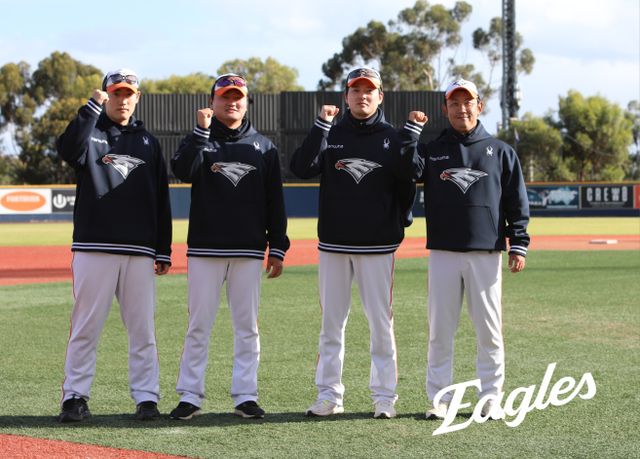 한화 이글스는 호주 멜버른에서 1차 스프링캠프를 진행하고 있다. 한화 손호영, 엄강현, 김연규, 김형욱 코치(왼쪽부터)가 포즈를 취하고 있다. 한화 이글스