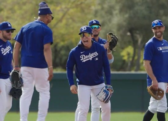 LA 다저스 내야수 김혜성이 팀 선배이자 메이저리그 슈퍼스타 무키 베츠의 진심 어린 격려 속에 스프링캠프 훈련을 소화하고 있다. LA 다저스 SNS